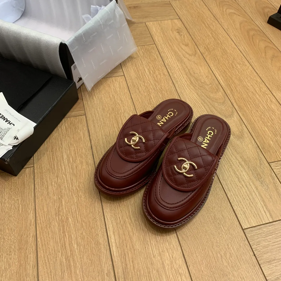 👟👟Ex-factory price 560👟👟 🍀 The official website is updated simultaneously with high version, CHANEL Chanel's new top-quality autumn shoes and slippers series in early spring____________ is a must-have hot item for fragrance families in spring and autumn, the goddess series, with the elegant and ladylike temperament of fragrance families, super attractive, irresistible, and exciting... ▪️The upper is imported cowhide/butter/patent leather, high-end and texture ➕Original molded hardware buckle ➕Electric embroidery ▪️The lining is imported lambskin, soft and comfortable ▪️Original molded version, Italian genuine leather outsole🇮🇹 ▪️Number of codes: 34-42 (34 40 41 42 is custom-made, non-refundable and non-exchangeable) Multiple colors are available, you can also place an order with the picture